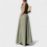 Kratka obleka brez rokavov s plisiranjem in tesnim krojem midi