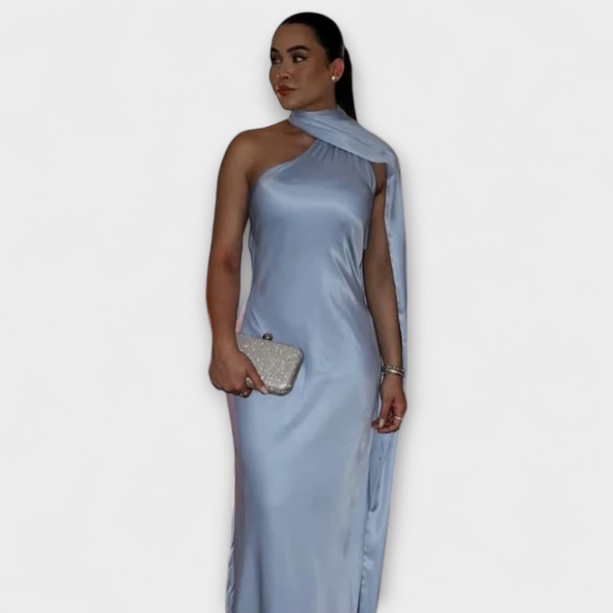 Šik Maxi obleka z razkritimi rameni in zavezovanjem za vrat